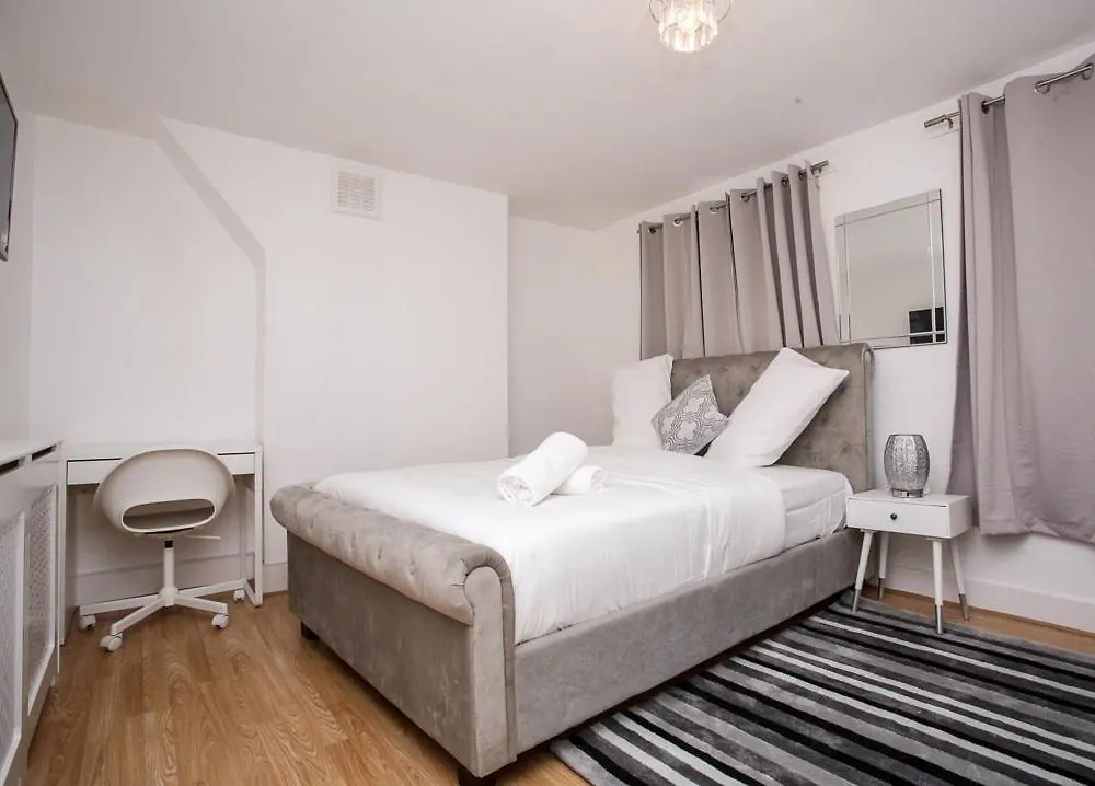 Newly Refurbished 3 Bedroom House Close To Central London