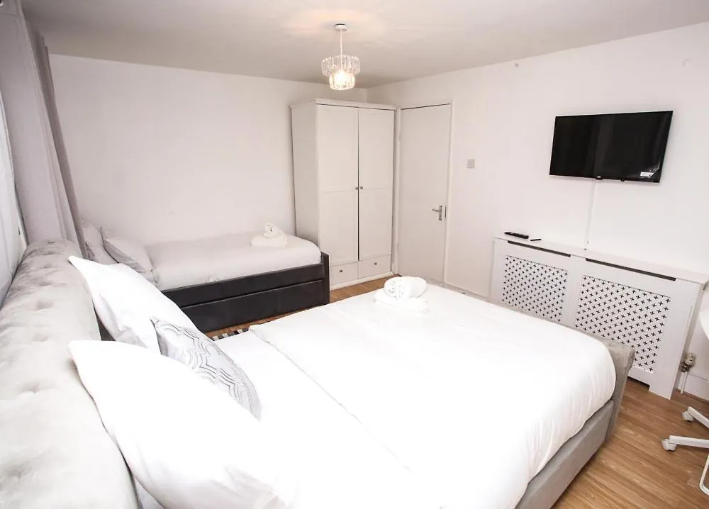 Newly Refurbished 3 Bedroom House Close To Central London Apartment