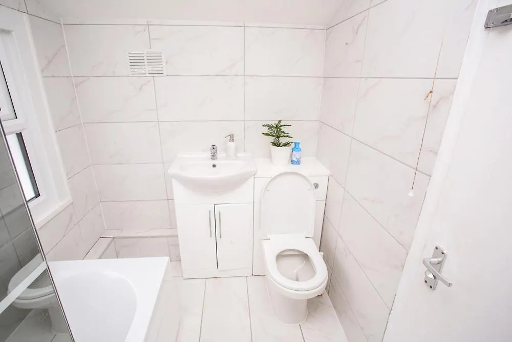 Newly Refurbished 3 Bedroom House Close To Central London 0*,  United Kingdom