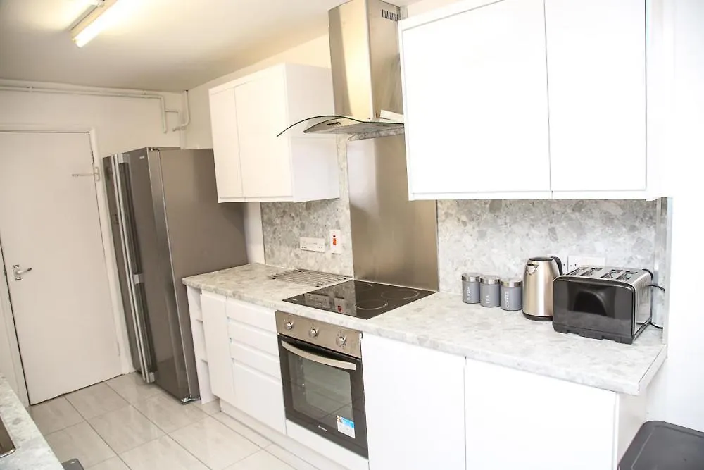 Newly Refurbished 3 Bedroom House Close To Central London 0*,